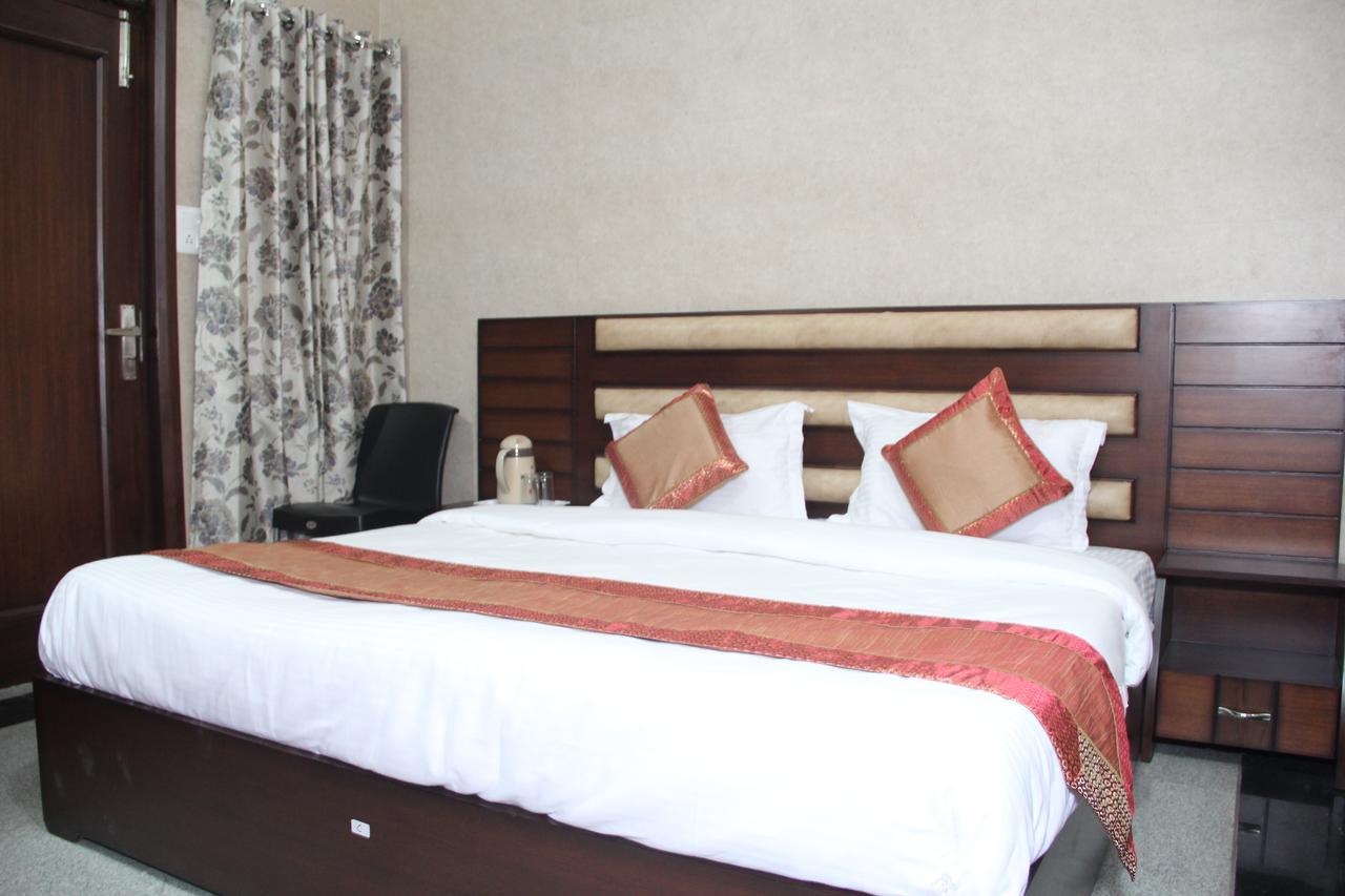 Hotel Silk Haldwani Ngoại thất bức ảnh